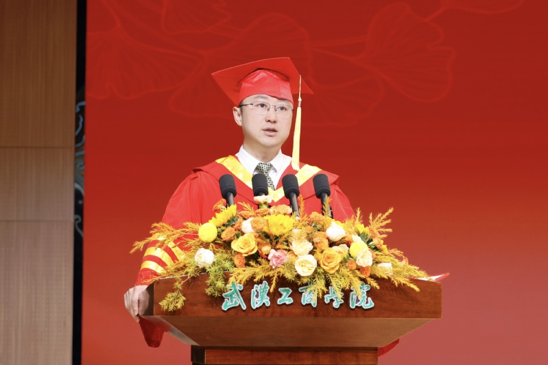 湖北日报客户端：beat365会员官方网站校长勉励毕业生：别等风来，自己先跑起来