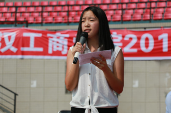 1444807172758133.bmp 图为学生代表雷一萍在启动仪式上宣读倡议书 摄影:王延.bmp