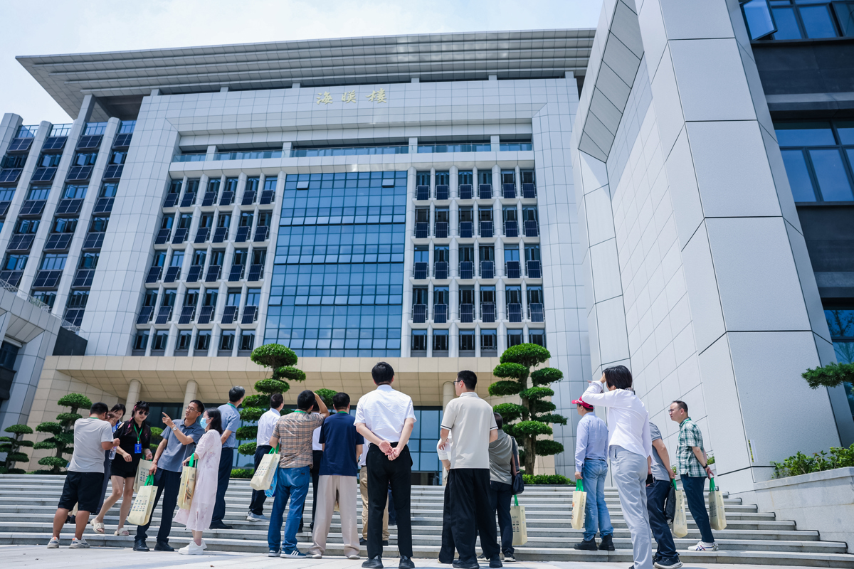 6、图为与会嘉宾参观学校绿色低碳示范建筑海映楼.jpeg